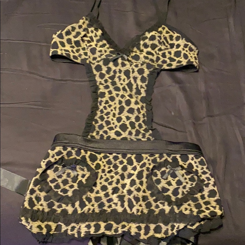 Leopard apron